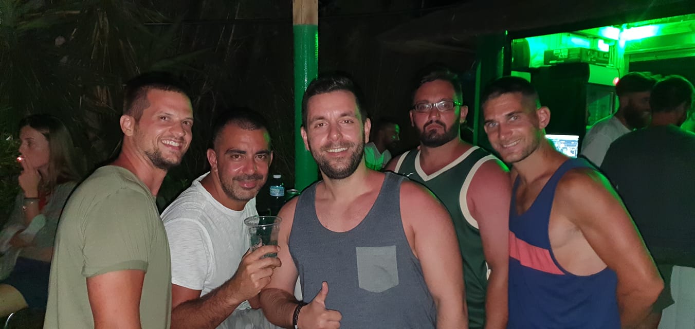 Χορός και φώτα σε γεμάτο πάρτι