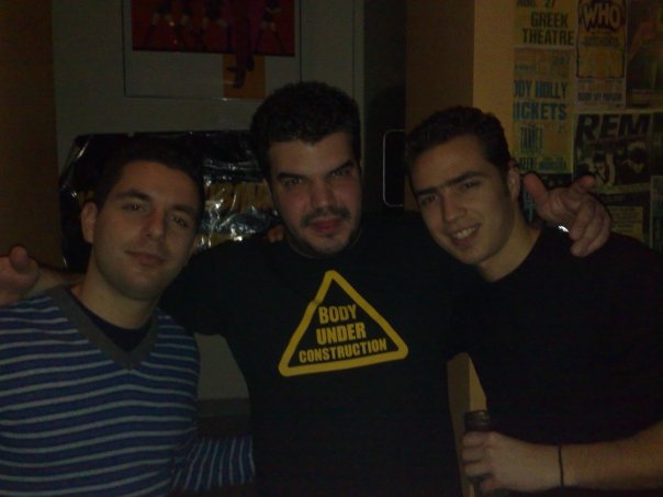 Παρέα που γελάει και τσουγκρίζει ποτήρια